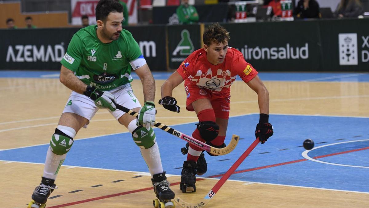Dava Torres lucha por la bola con un jugador del Girona.