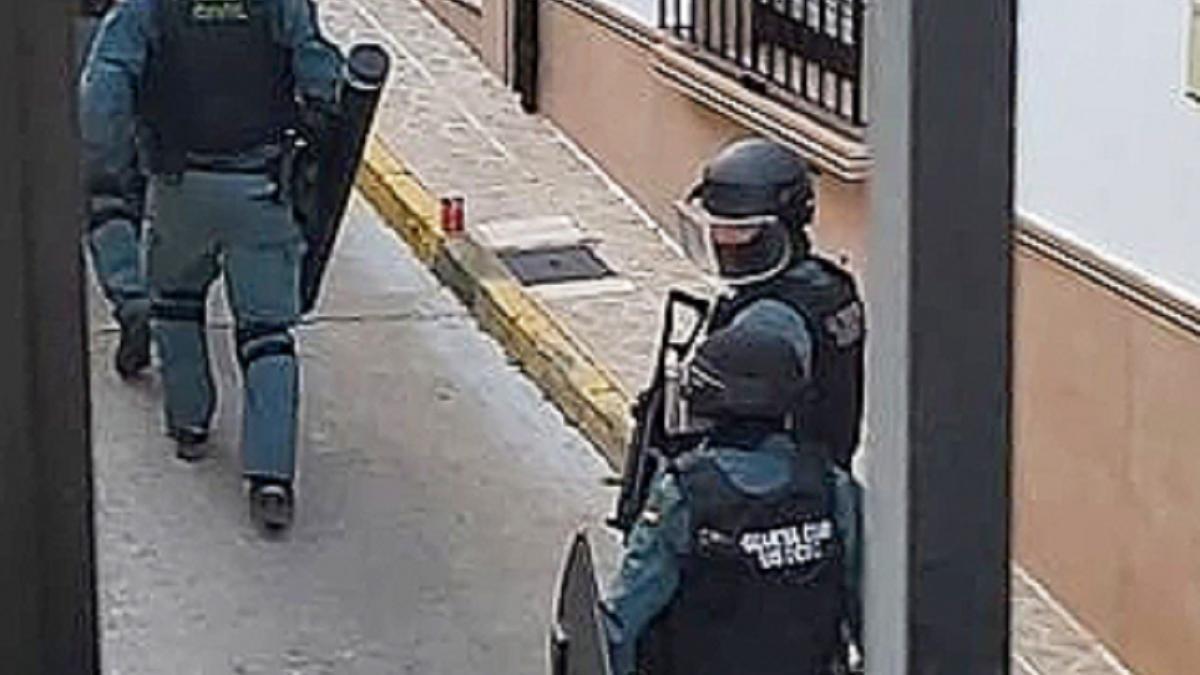 Detalle de dos de los guardia civiles desplegados en la operación contra el menudeo de droga en Montilla.