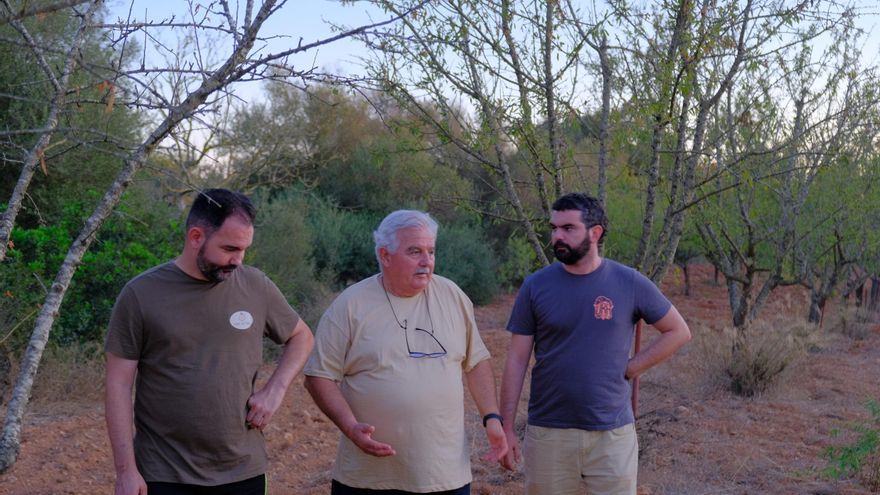 VÍDEO | Una finca agrícola de Algaida cierra la puerta a los turistas: “El Govern les construye desaladoras y en el Pla no tenemos agua para beber”