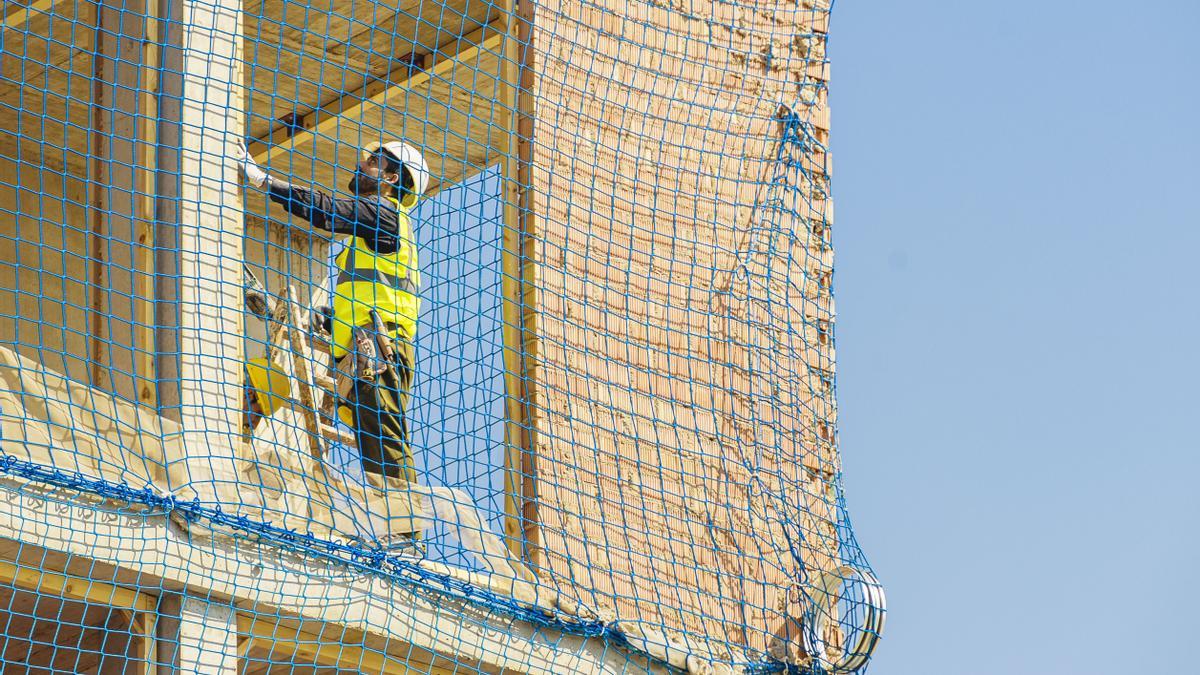 BARCELONA, 16 de junio de 2023: Un obrero trabaja en la construcción de un edificio en Plaza de les Glòries Catalanes en Barcelona. FOTO: Ángel García Martos
