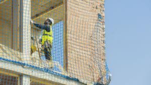 Un obrero trabaja en la construcción de un edificio, en Barcelona. 