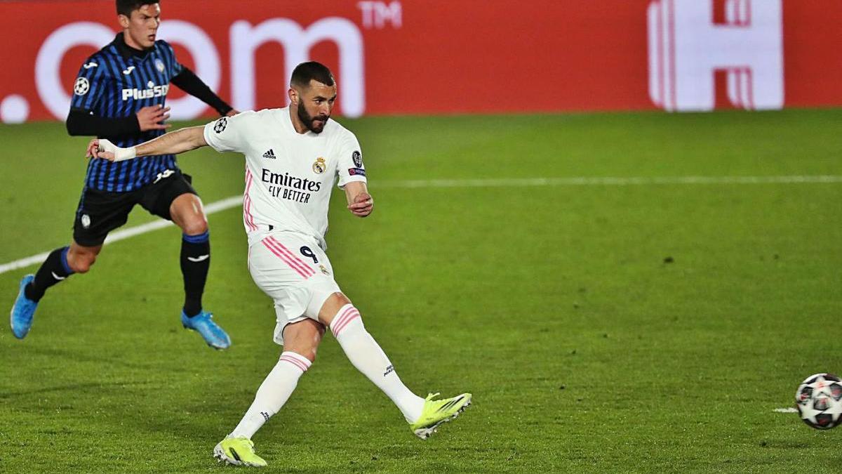 Benzema remata per fer el primer gol del Reial Madrid.