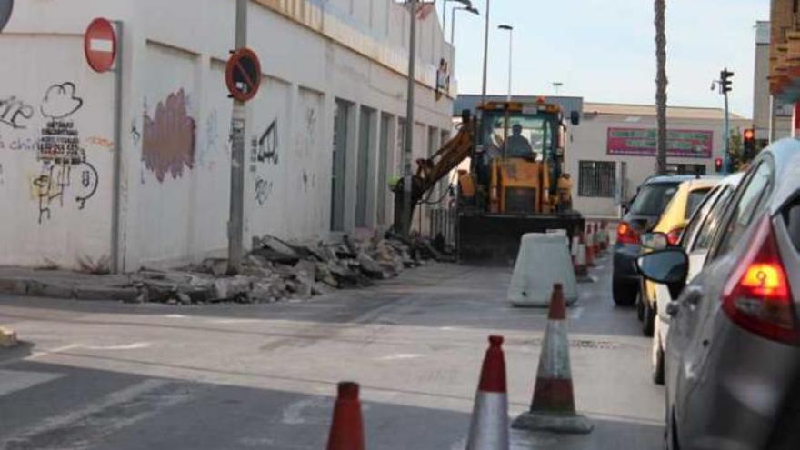 Obras captadas el pasado lunes en la calle Salinero y donde se produjo el accidente ayer.