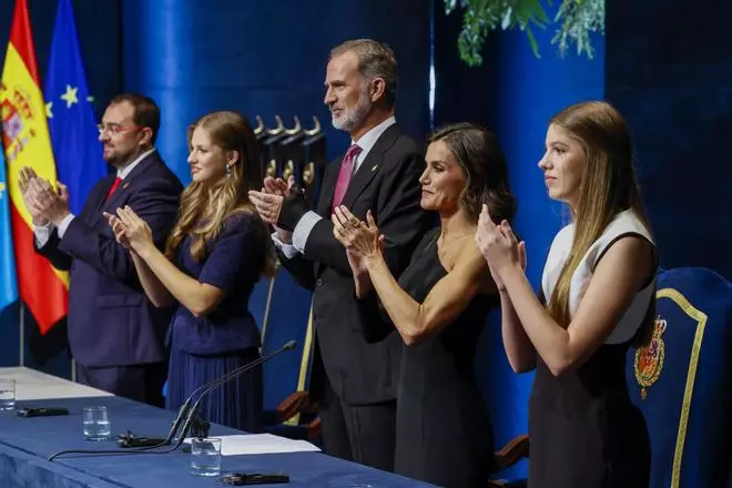 La Familia Real ya preside la ceremonia de entrega de los Premios Princesa de Asturias