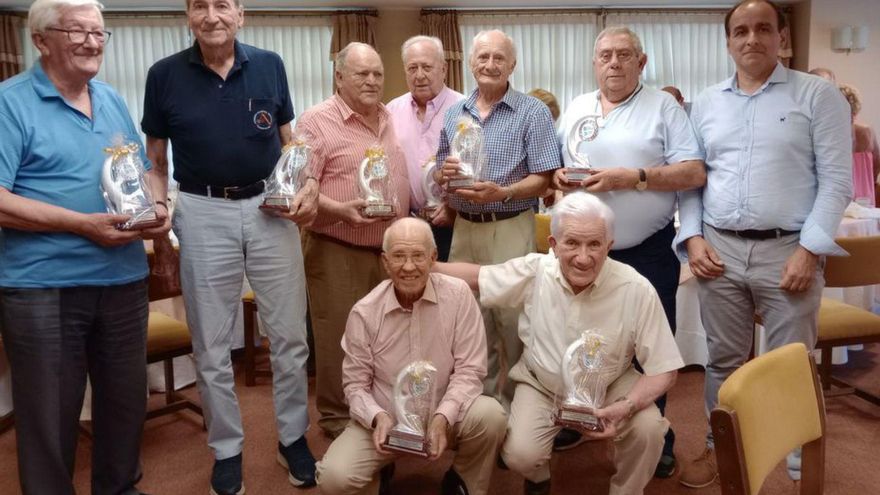 Los homenajeados por edad, con sus regalos. | // FDV