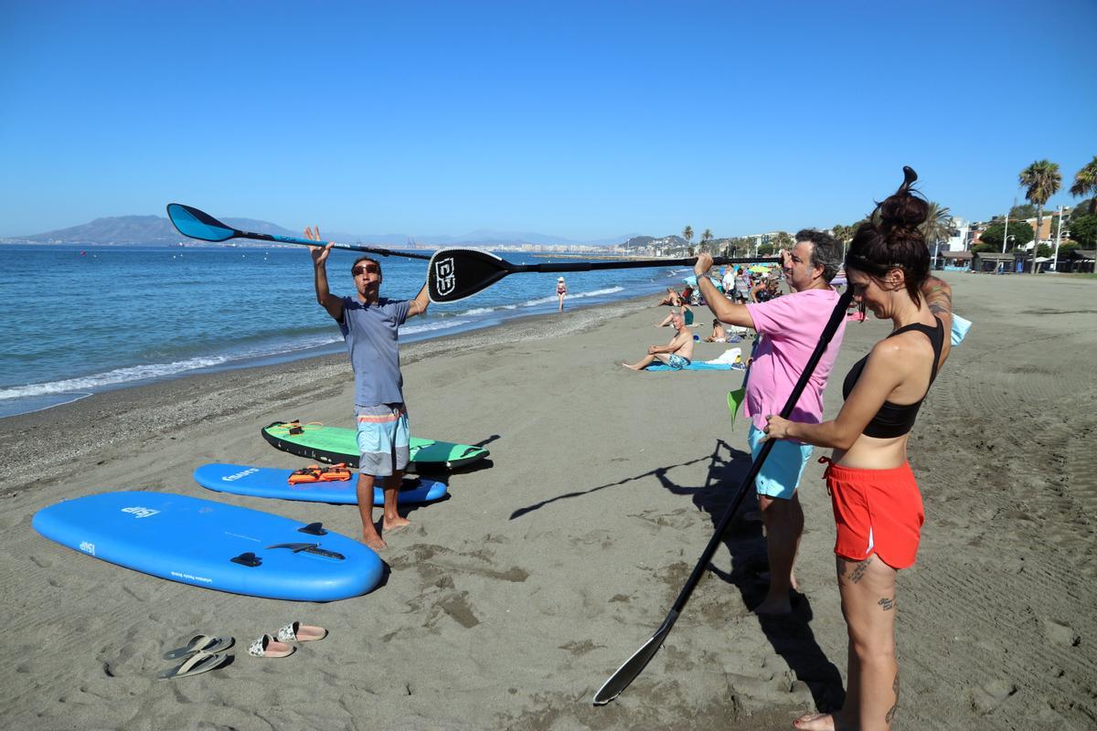 Aumenta la práctica de surf y paddel surf en las playas de Málaga