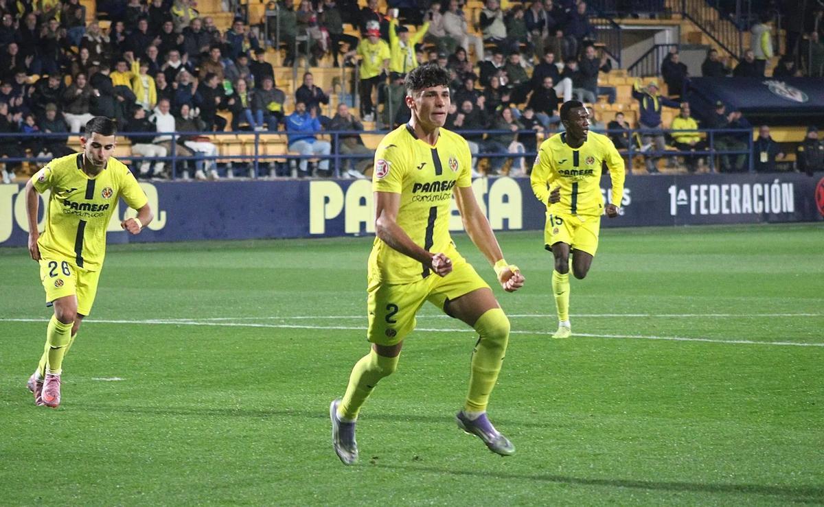 Budesca festeja un tanto con el segundo equipo del Villarreal.