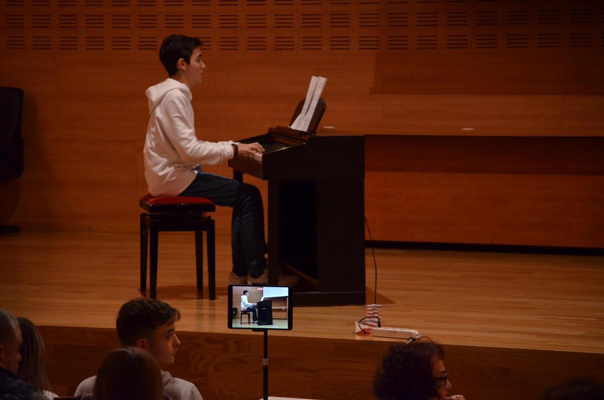 Uno de los intérpretes, durante su actuación.