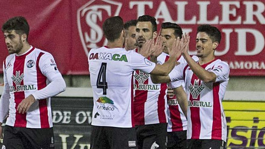 El equipo celebra uno de los goles de David Álvarez.