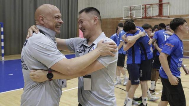 Juan Moreno se abraza con su ayudante, Samuel Tang, tras confirmarse la permanencia del Confía Base en Plata. |