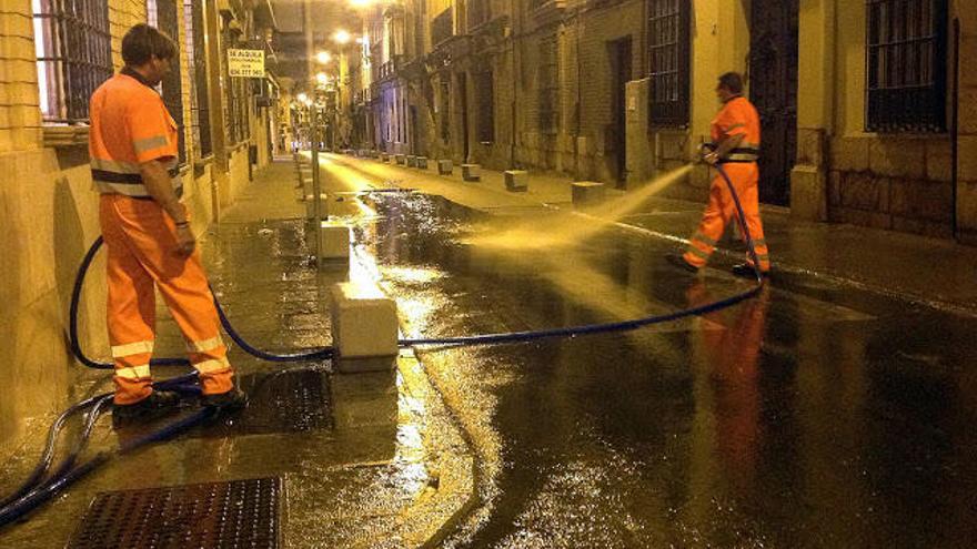 Baldeo en el centro histórico de la ciudad.