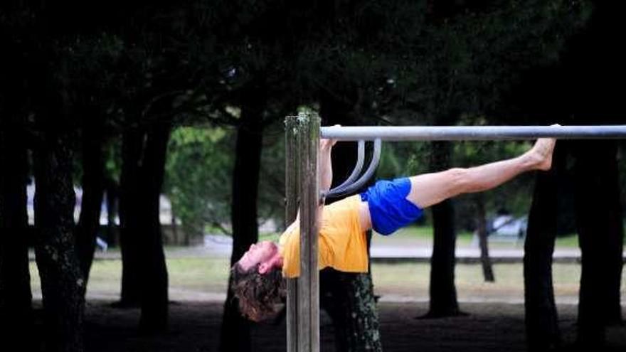 Un hombre realiza ejercicios en el parque de A Concha. // I. Abella