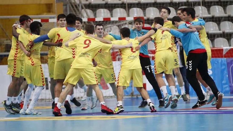 Los juveniles de Cataluña festejan su medalla de oro en As Travesas. // R. Grobas