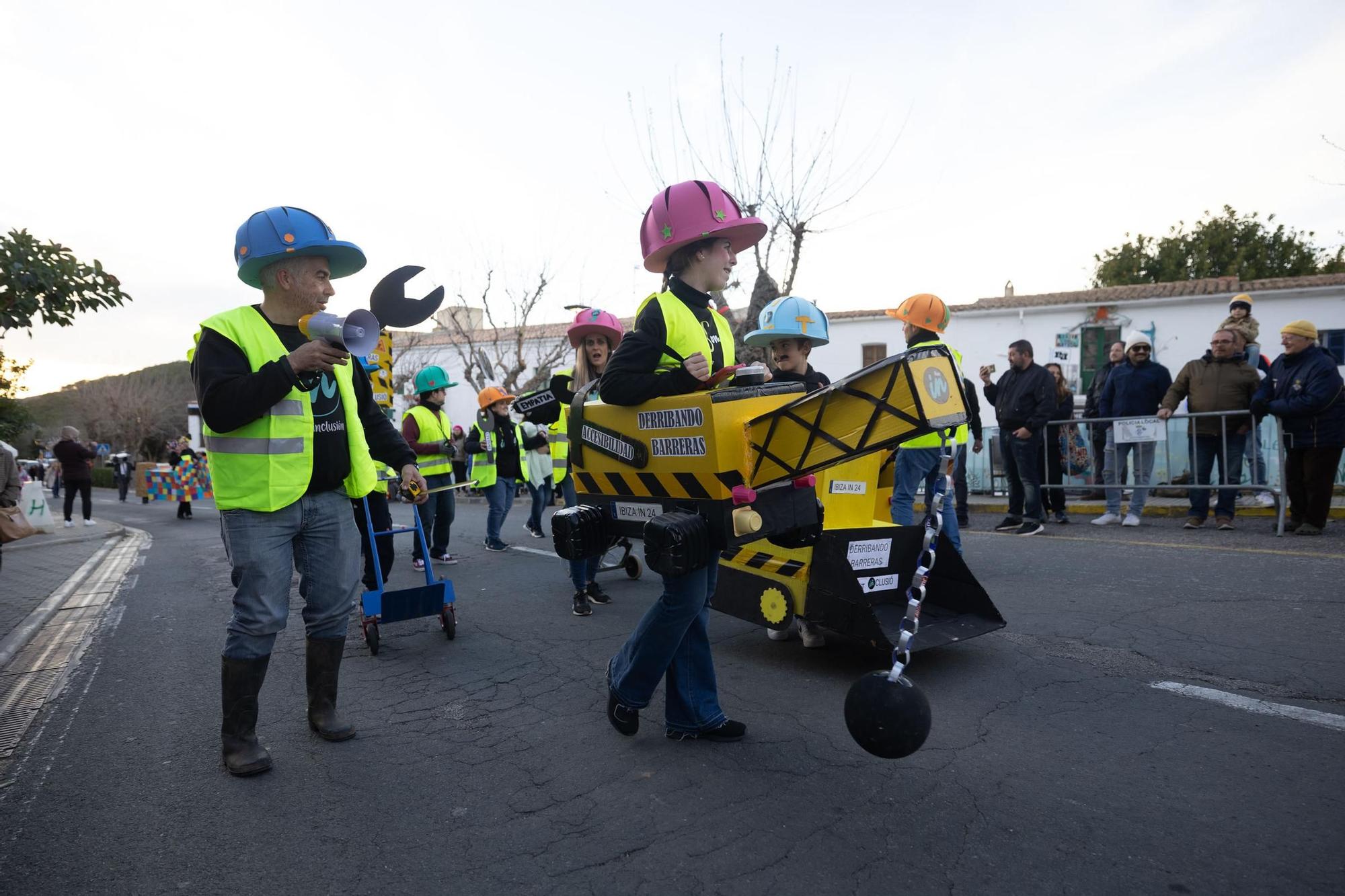 Mira aquí las imágenes de la rúa de carnaval en Sant Joan