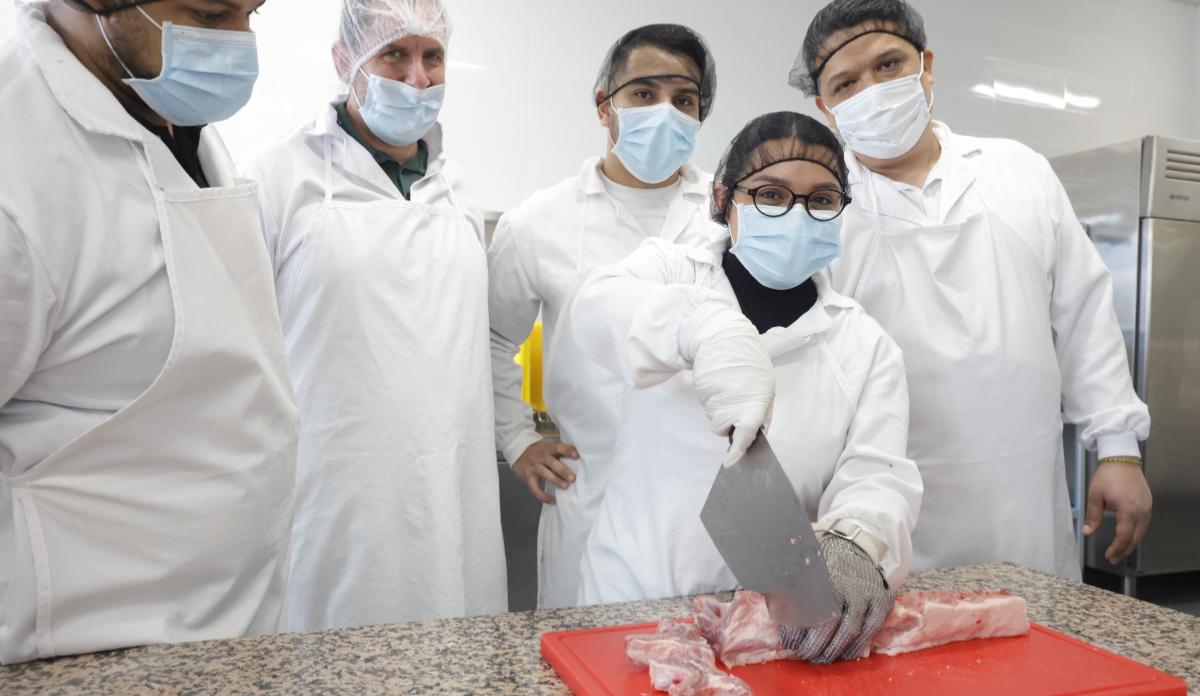 Andrea, junto a otros compañeros de la formación de ayudante de carnicería.