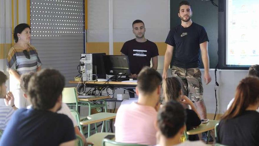 Juan Pablo Sicolo y Adrián Varela cuentan su experiencia en el centro silledense. // Bernabé/Javier Lalín