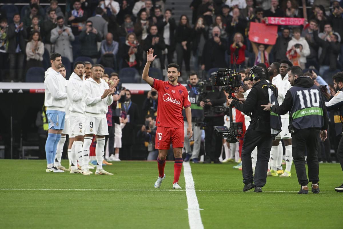 Jesús Navas, en su homenaje en el Bernabéu.
