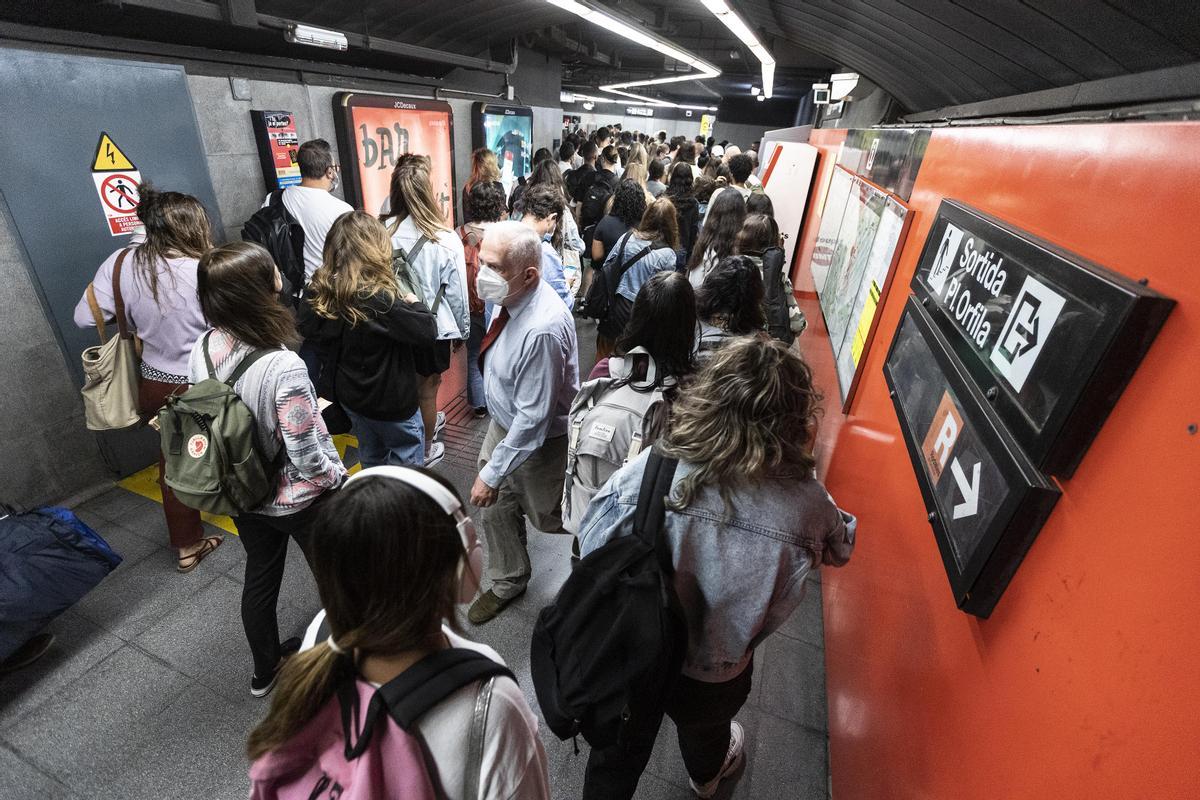 Aglomeraciones en el primer laborable del corte de la R-2 Nord y la R-11 de Rodalies en Sant Andreu