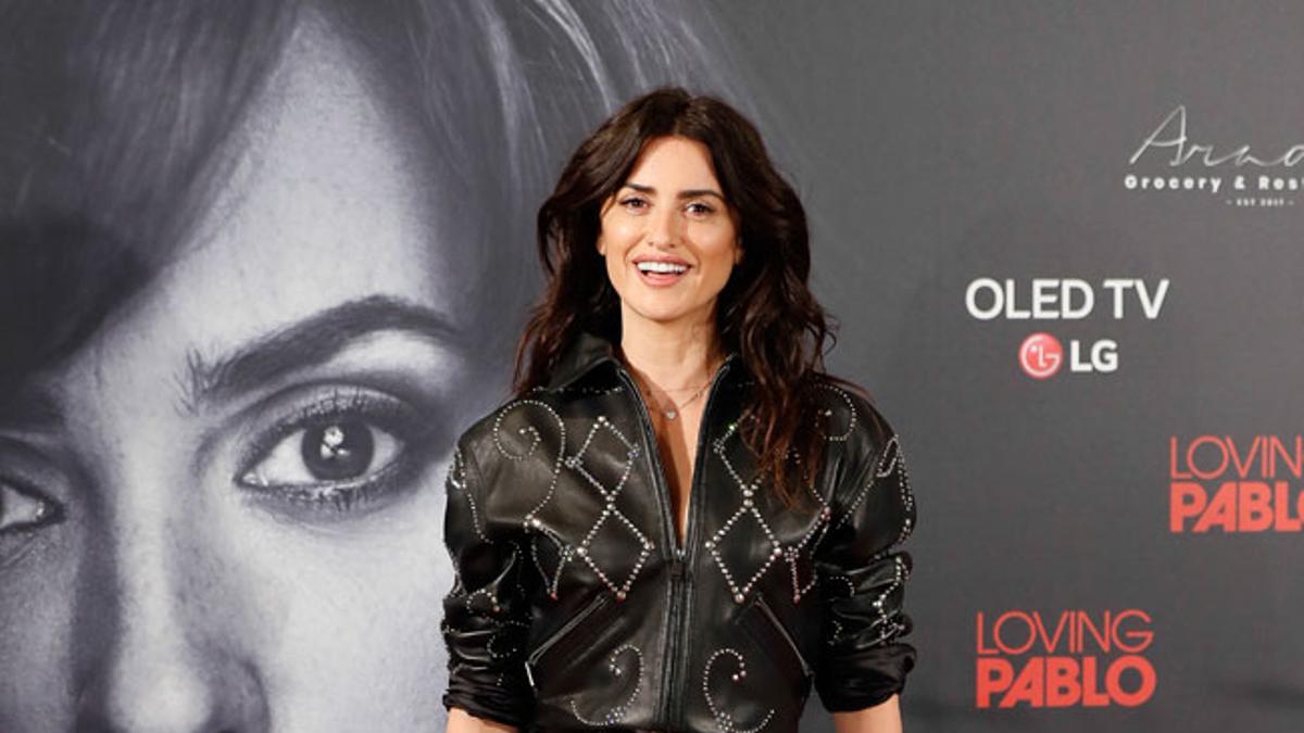 Penélope Cruz confía en Versace para la presentación de 'Loving Pablo' en Madrid