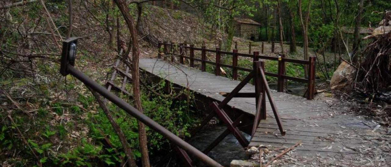 Uno de los puentes sobre el río Couso tras un temporal. // Iñaki Abella