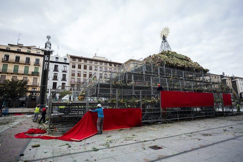 Desmontaje del manto de flores de la virgen del Pilar