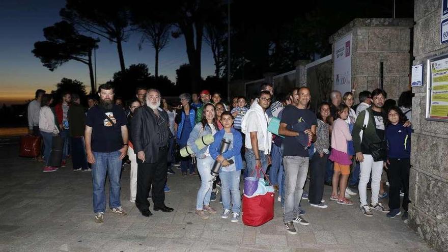 Cola ayer noche para entrar en Vigozoo y participar en la observación de las Persidas. // Ricardo Grobas