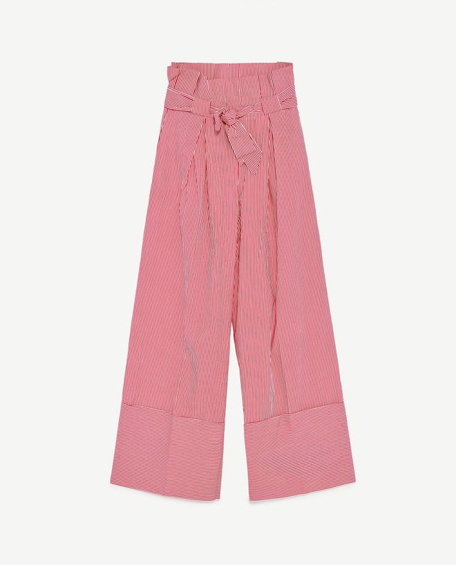 El 'uniforme' de oficina de Zara: Pantalón ancho de rayas (29,95 euros).