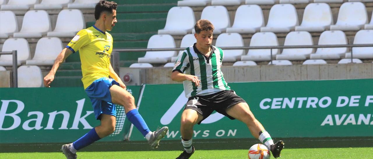 Manolillo, futbolista del Córdoba CF B, durante un encuentro de la pasada temporada en Tercera RFEF.