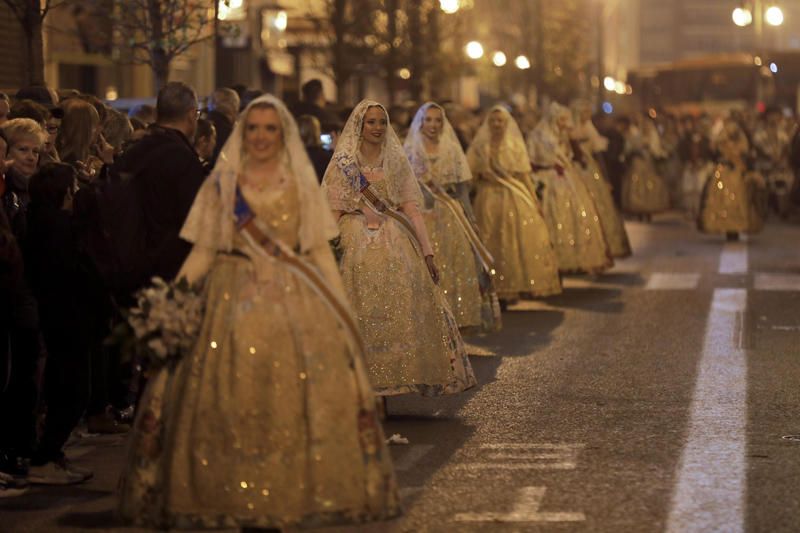 Marina Civera y su corte de honor en la Ofrenda de las Fallas 2019.