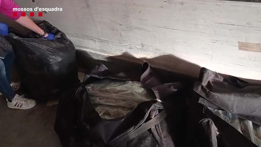 Mossos encuentran 100 kilos de marihuana en un camión en Tarragona