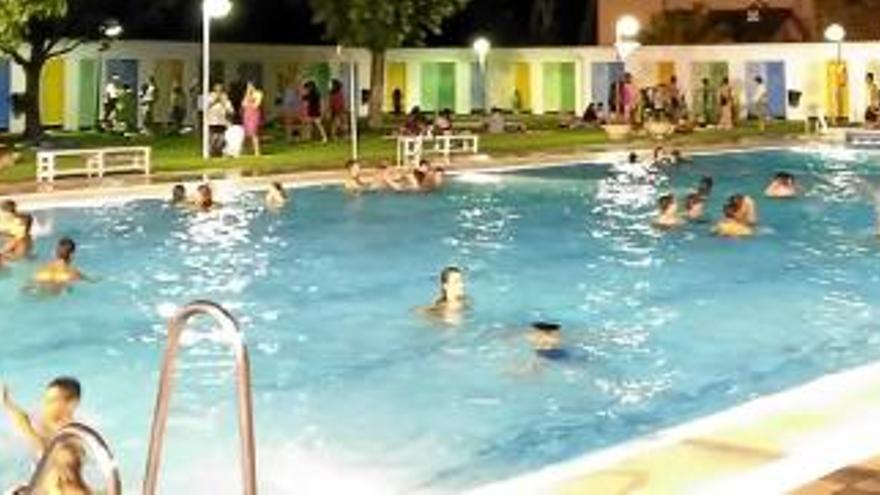 Els joves es remullen a la llum de la lluna a la piscina de Capellades