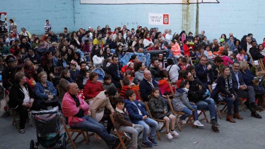 Torrecedeira disfruta de &quot;E.T.&quot; al aire libre  |  El parque Camilo José Cela de Torrecedeira se convirtió ayer en un cine al aire libre en el que decenas de vecinos pudieron disfrutar de la proyección de la película &quot;E.T., el extraterrestre&quot;, estrenada por primera vez en 1982 y reestrenada tres años después, en 1985. El evento, organizado por la asociación de comerciantes del barrio, Acemto, para conmemorar el 35 aniversario de la cinta, estaba previsto para la semana pasada pero fue pospuesto por las condiciones meteorológicas y finalmente pudo celebrarse ayer en la pista multiusos del parque.