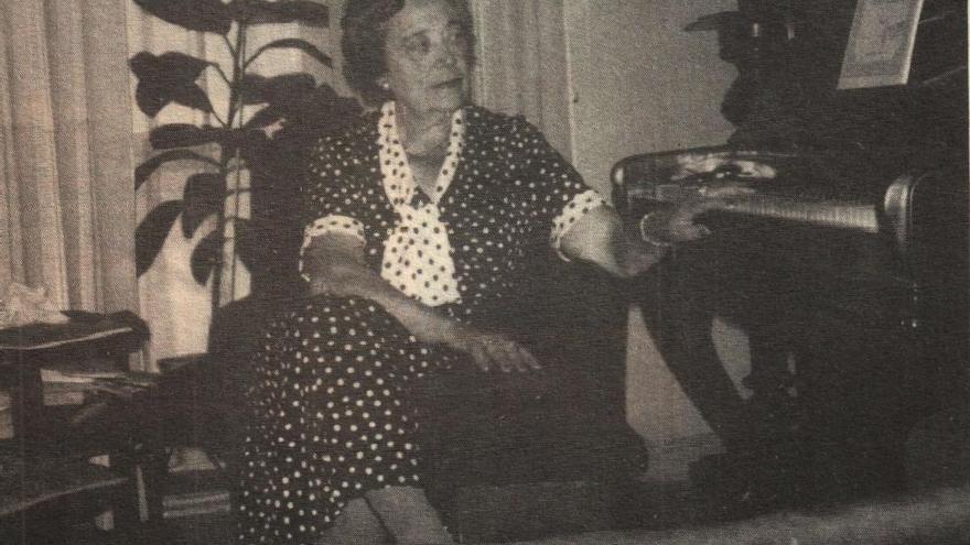 Angelina Abril en su casa junto a su piano en 1980.
