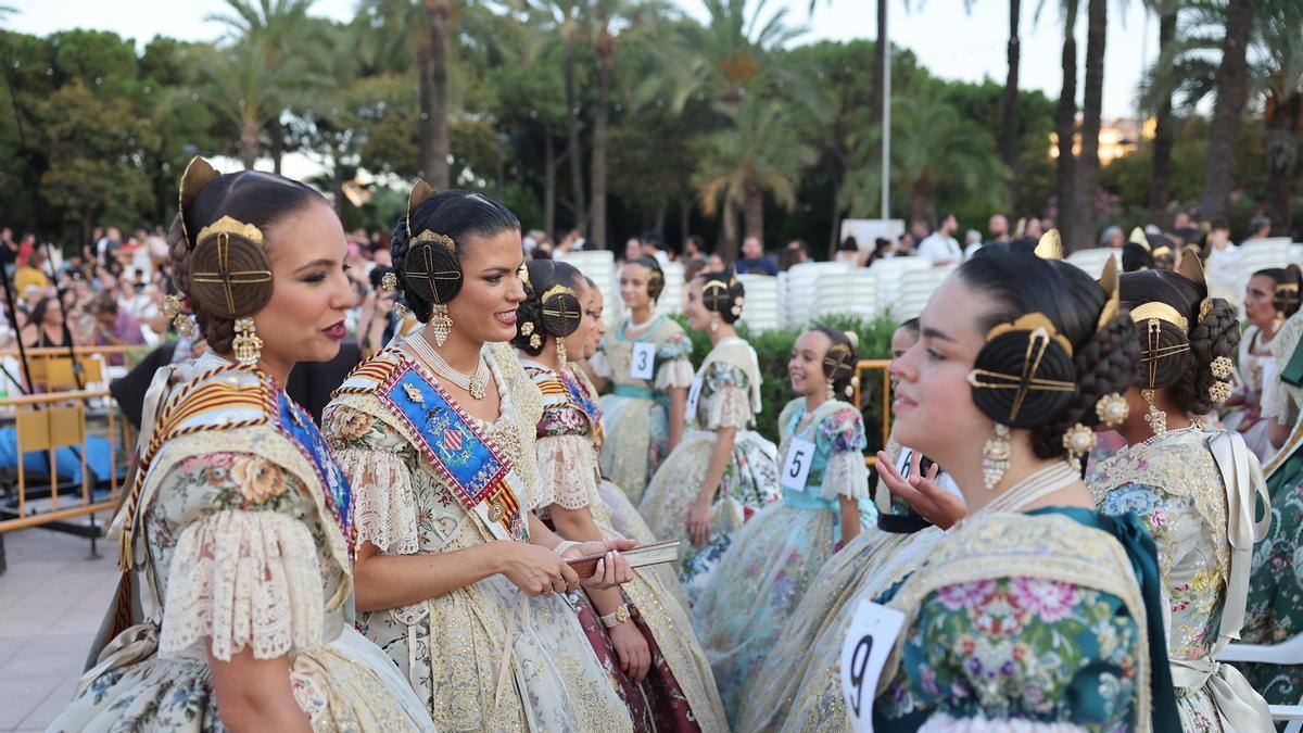 La corte de honor charla con las candidatas en una de las preselecciones de este fin de semana
