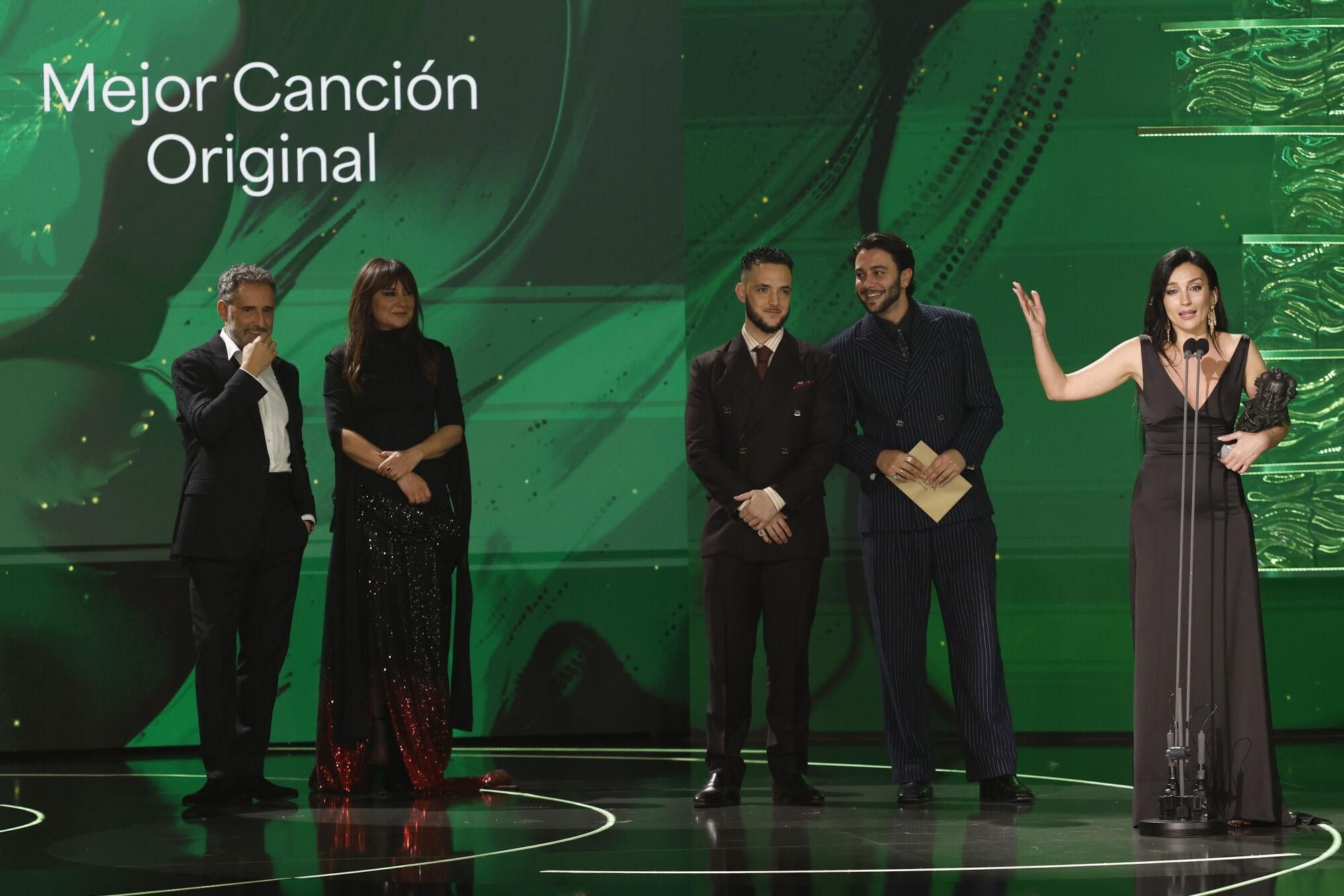 GRANADA, 08/02/2025.- La cantante ´La Tania´(d), recoge el Goya a Mejor Canción Original por "Los Almendros", durante la gala de la 39 edición de los Premios Goya de la Academia de Cine que se celebra este sábado en el Palacio de Congresos y Exposiciones de Granada. EFE/ Julio Muñoz