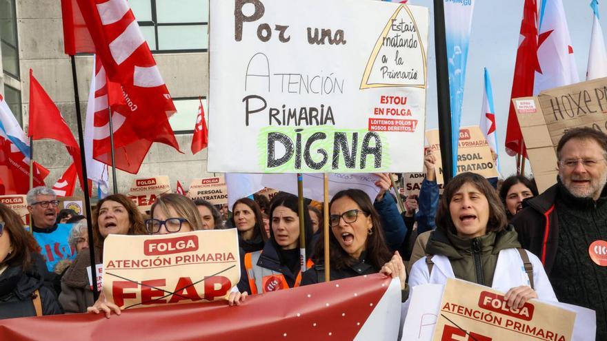 Manifestación de trabajadores de Atención Primaria frente a la Consellería de Sanidade.  | |