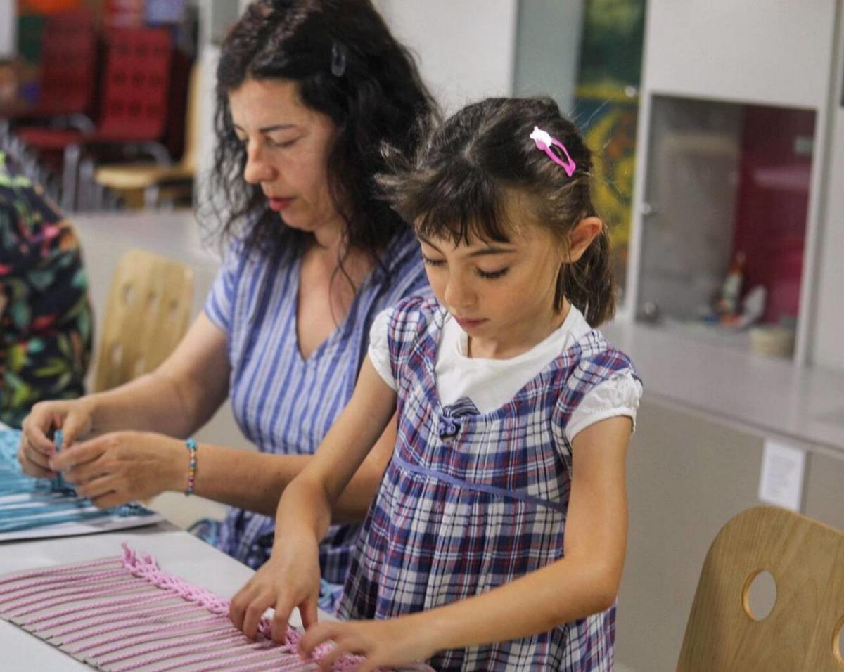 Inma y su hija Alba con sus telares. | ALBA PRIETO