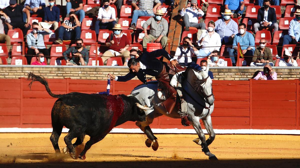 Diego Ventura coloca una banderilla a su primero.