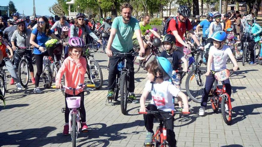 Participantes en la Pedalada a su salida de Montero Ríos. // Rafa Vázquez