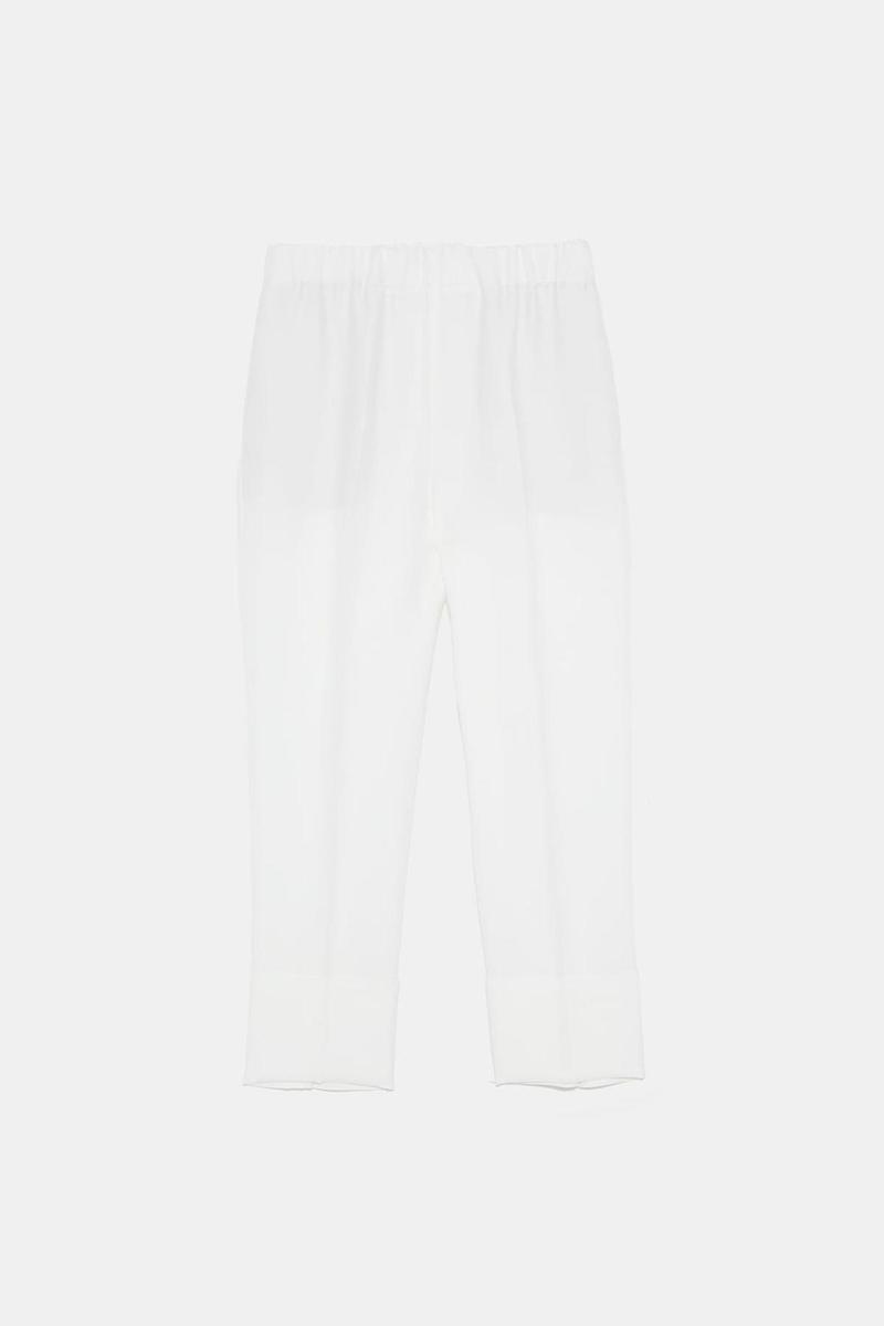 Pantalón blanco de cintura elástica de Zara. (Precio: 29, 95 euros)