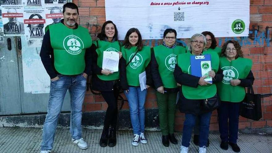 Voluntarios de Ponte Solidario recogen firmas para que el Concello les proporcione un local. // D.P.