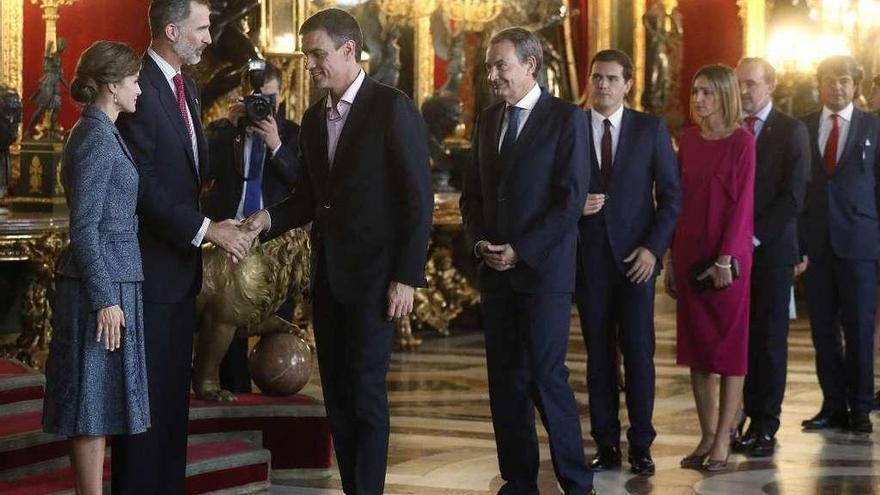 Sánchez, saludando a los Reyes el pasado jueves. Detrás de él, el expresidente Rodríguez Zapatero y Rivera.