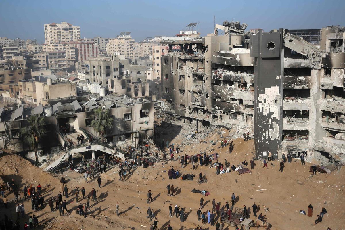 Los palestinos inspeccionan los daños en el hospital Al-Shifa de Gaza después de que el ejército israelí se retirara del complejo que alberga el hospital el 1 de abril de 2024, en medio de las batallas en curso entre Israel y el grupo militante Hamás.