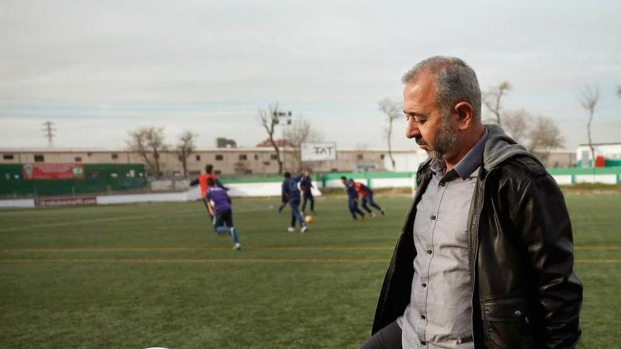 El refugiado sirio Osama Abdul Moshen, con un balón en el Centro Nacional de Formación de Entrenadores (Cenafe), donde trabaja.