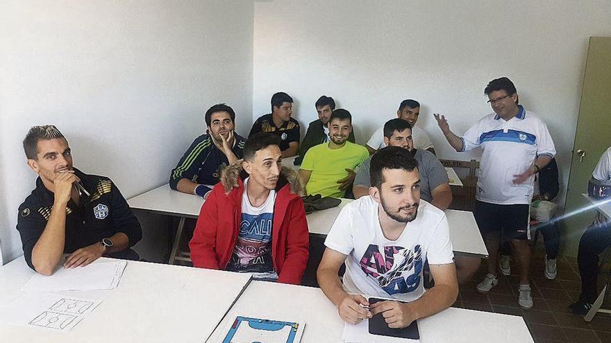 Los técnicos asistentes a las Jornadas para Entrenadores celebradas ayer en Benavente.