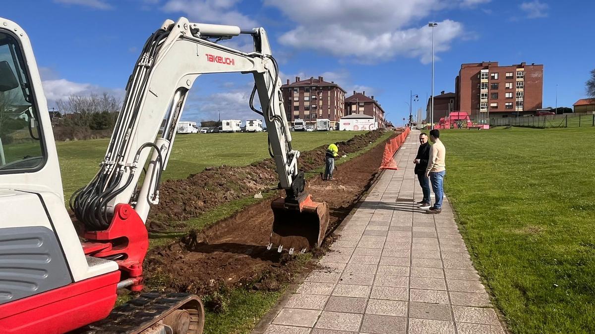 El alcalde de Corvera, Iván Fernández, visita las obras del primer carril bici de Corvera.