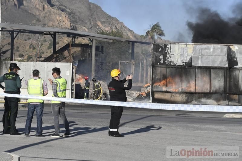 Imponentes llamas devoran una nave en Santomera