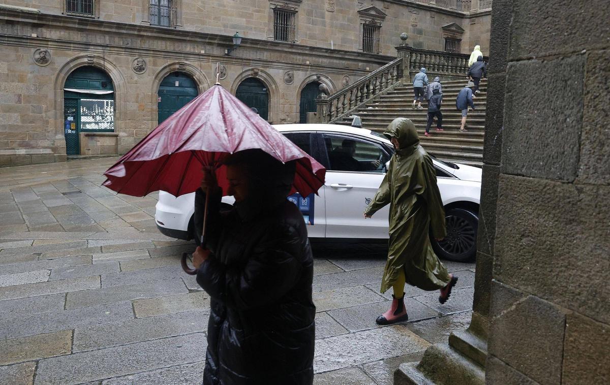 La intensa borrasca Kirk deja decenas de incidencias a su paso por Santiago