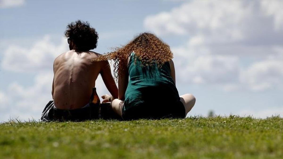 Jóvenes sentados en un parque.