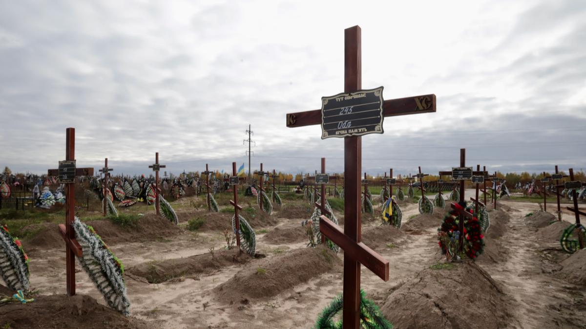 Decenas de vecinos asesinados en Bucha no han podido ser todavía identificados y han sido enterrados en el cementerio de la ciudad sin más nombre que una referencia forense.